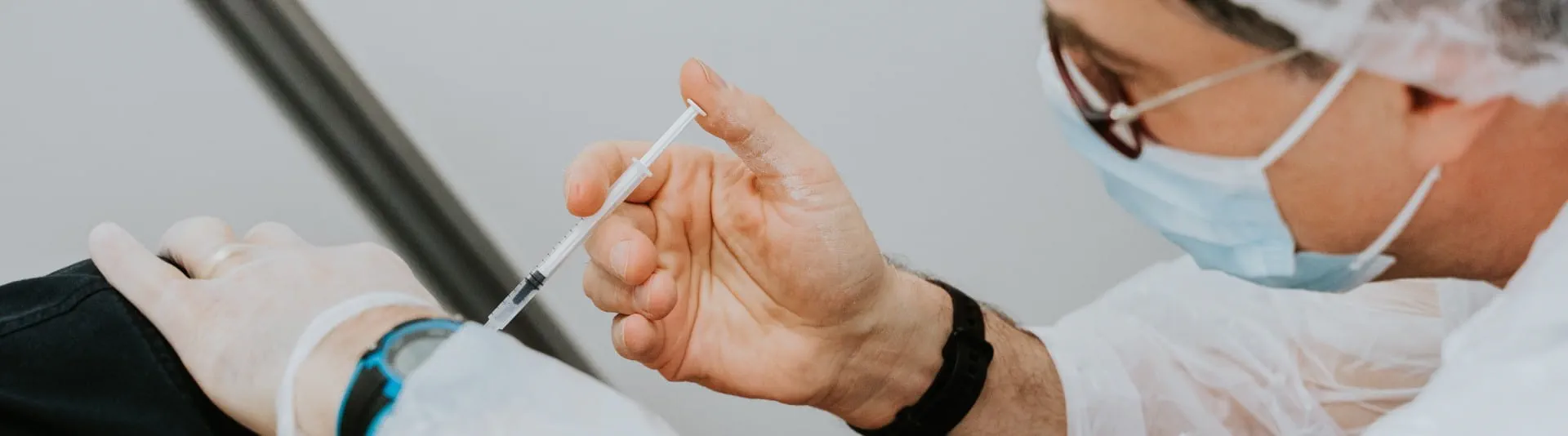 BANNER - Specialist administering a vaccine