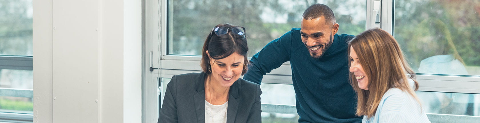 Employers_Workforce planning_Header - 3 people  working togeather