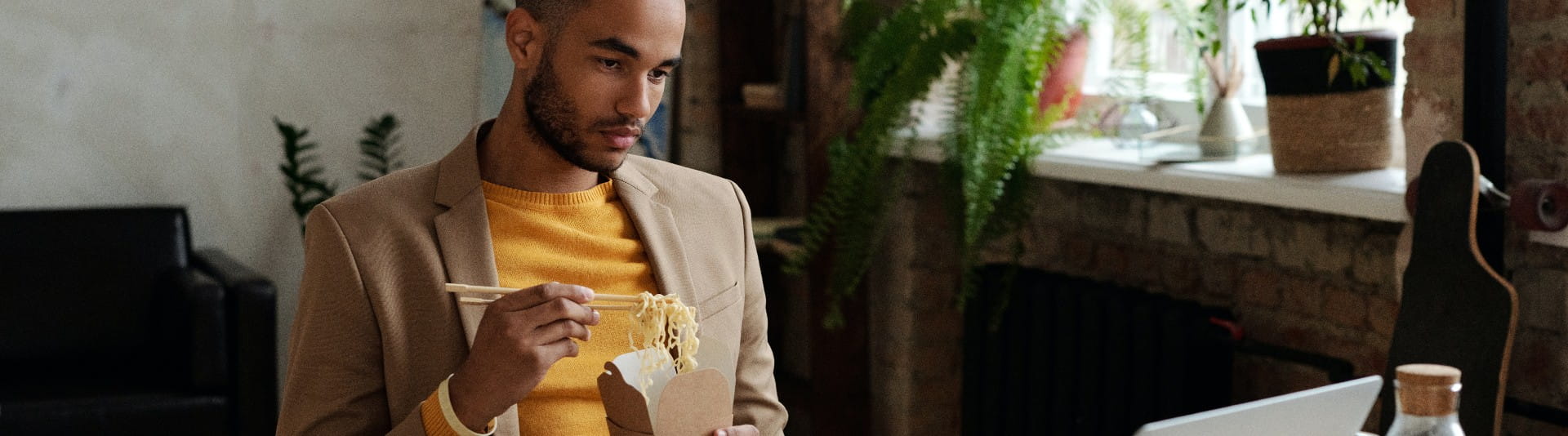 BANNER - Man Eating Lunch while remote working