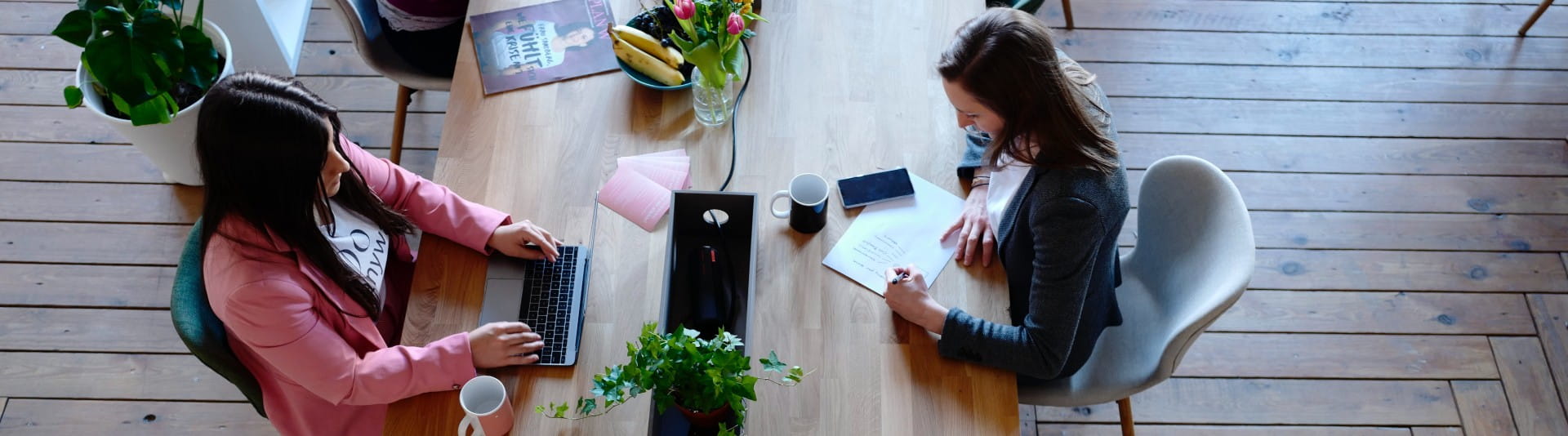 BANNER - Office workers working at a desk