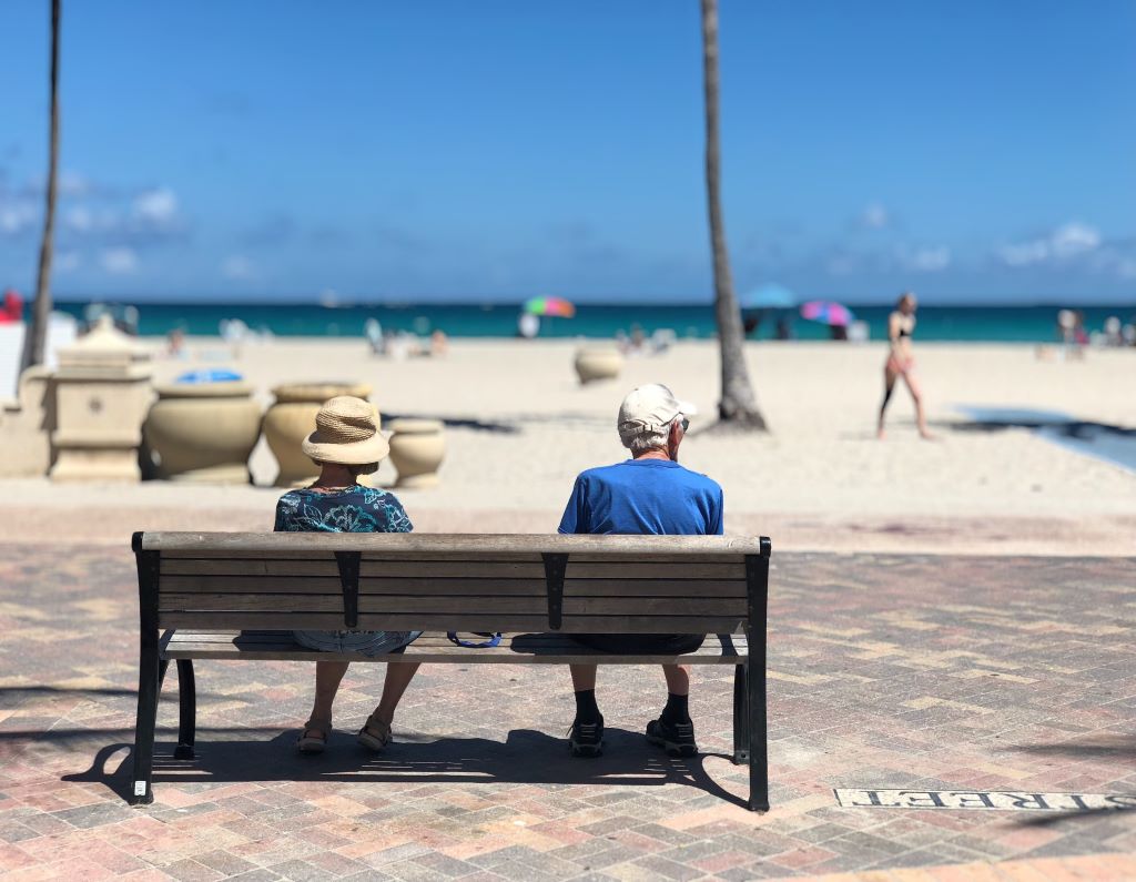 PHOTO 2 - Eldery couple relaxes by the beach PHOTO 2 - Eldery couple relaxes by the beach