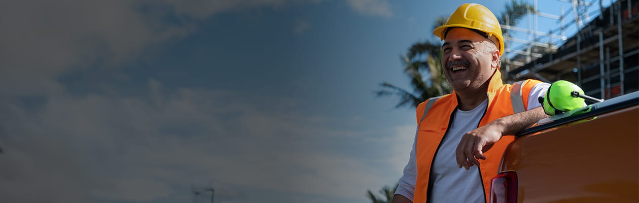 Bauarbeiter neben einer Baustelle