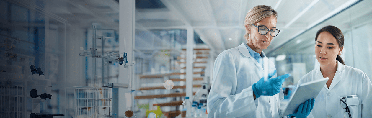 Due donne al lavoro in un laboratorio