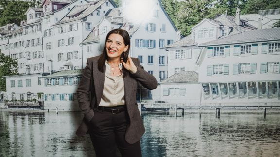 Portrait of recruitment expert Lora Odoni for a Tages-Anzeiger article on job application tips from social media and successful application strategies.