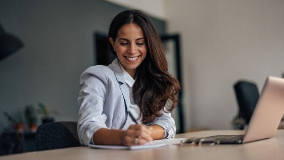Recruiters use AI-powered tools and personal guidance to support job seekers in finding jobs and applying in a digital work environment.