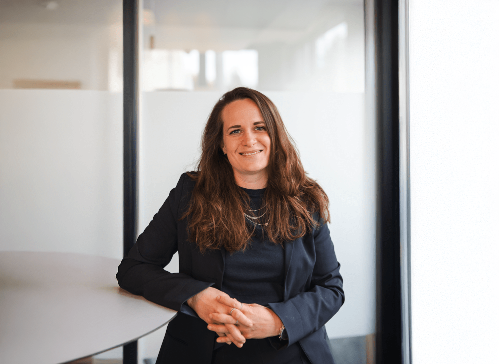 Ritratto di Marie-Anne Fritschi, responsabile nazionale per IT, Digital & Transformation, in un ufficio